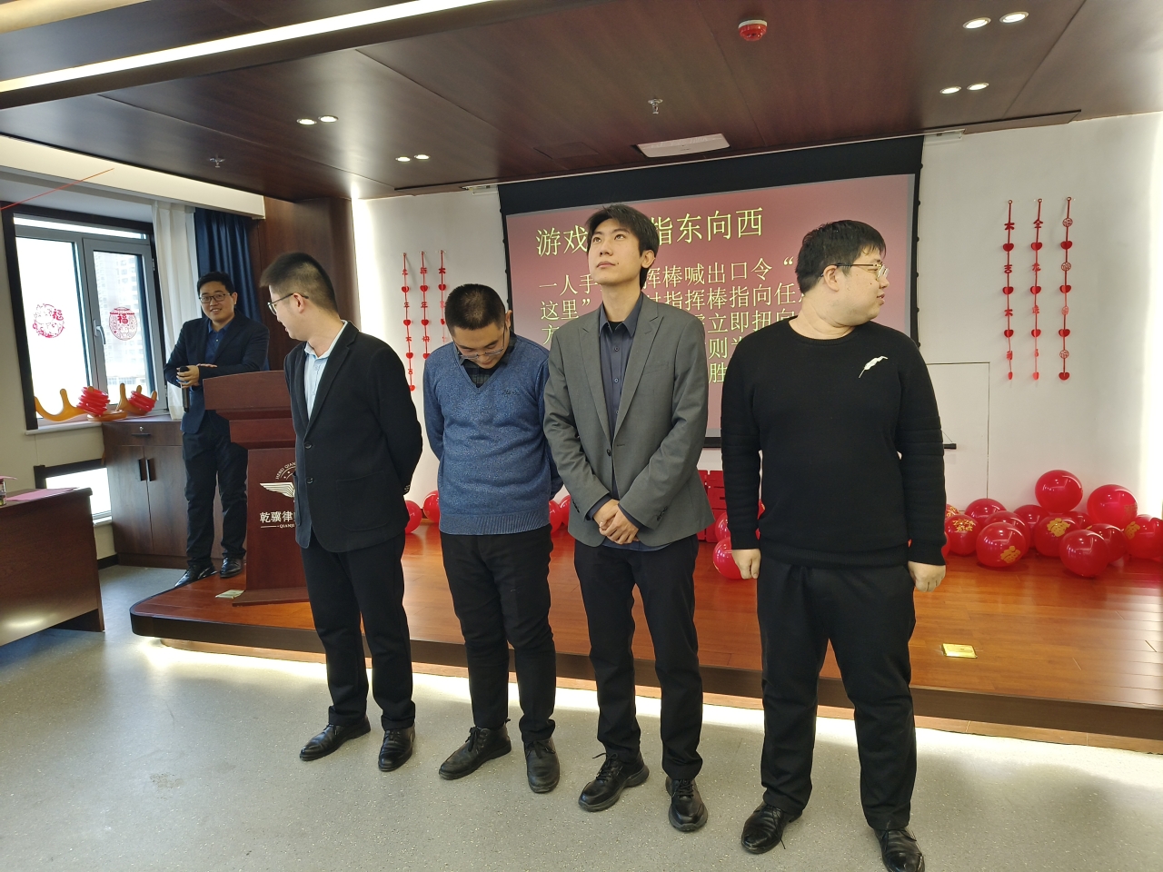 插图 指东向西.jpg